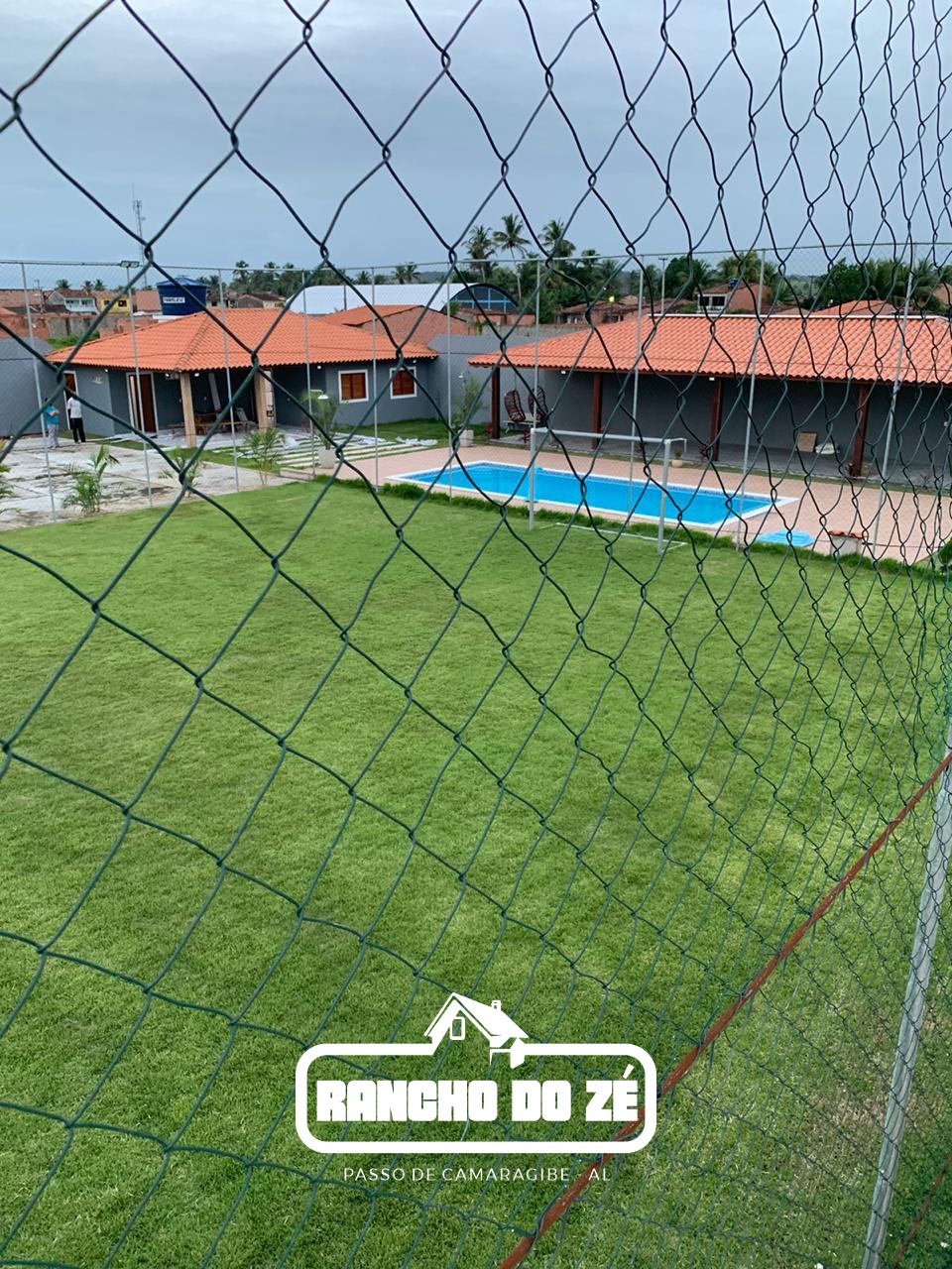 Piscina, campo de grama e área coberta do Rancho do Zé